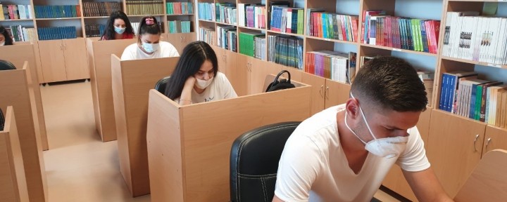 Koha e provimeve, Biblioteka e Universitetit frekuentohet nga studentët