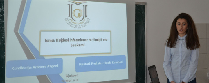 Arbnore Azgoni mbrojti temën e parë të diplomës në UGJFA në ceremoninë ku morri pjesë edhe Rektori Buza