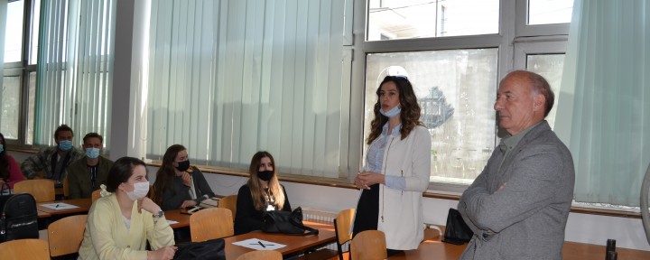 Studentët e infermierisë të Fakultetit të Mjekësisë marrin pjesë në takimin informues me Comsense Kosova