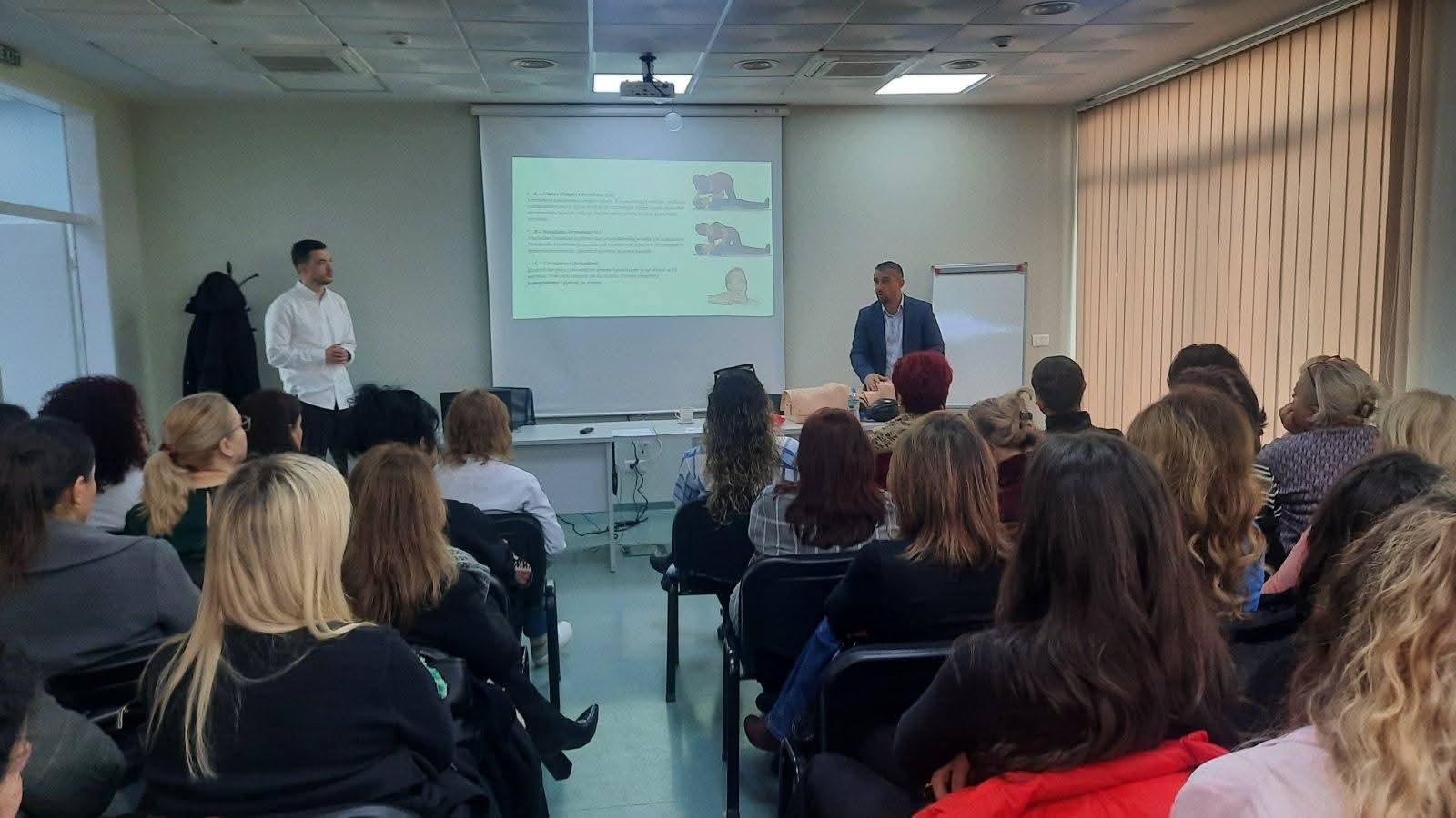 Fakulteti i Mjekësisë organizoi ligjëratë për punëtorët shëndetësorë të QKMF-së