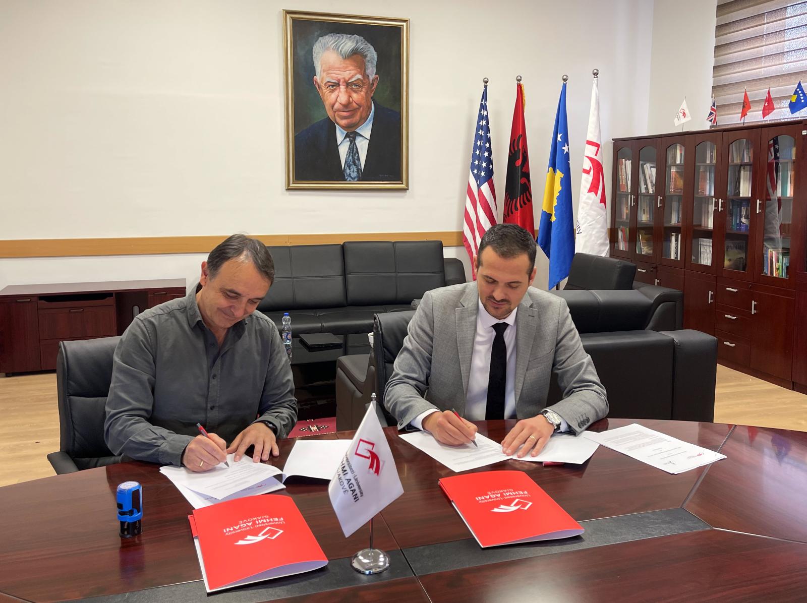 Universiteti “Fehmi Agani” në Gjakovë dhe ATI-KOS nënshkruajnë Memorandum Mirëkuptimi për trajnime në fushën e teknologjisë dhe sigurisë kibernetike