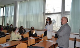 Studentët e infermierisë të Fakultetit të Mjekësisë marrin pjesë në takimin informues me Comsense Kosova